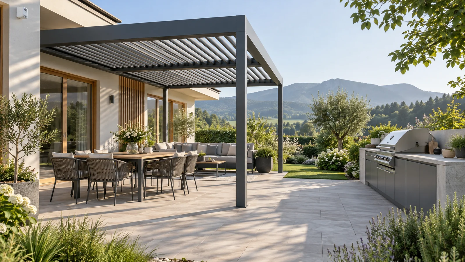 KI-Planungsbild einer Lamellenpergola über dem Sitzplatz neben einem Grillbereich unter freiem Himmel