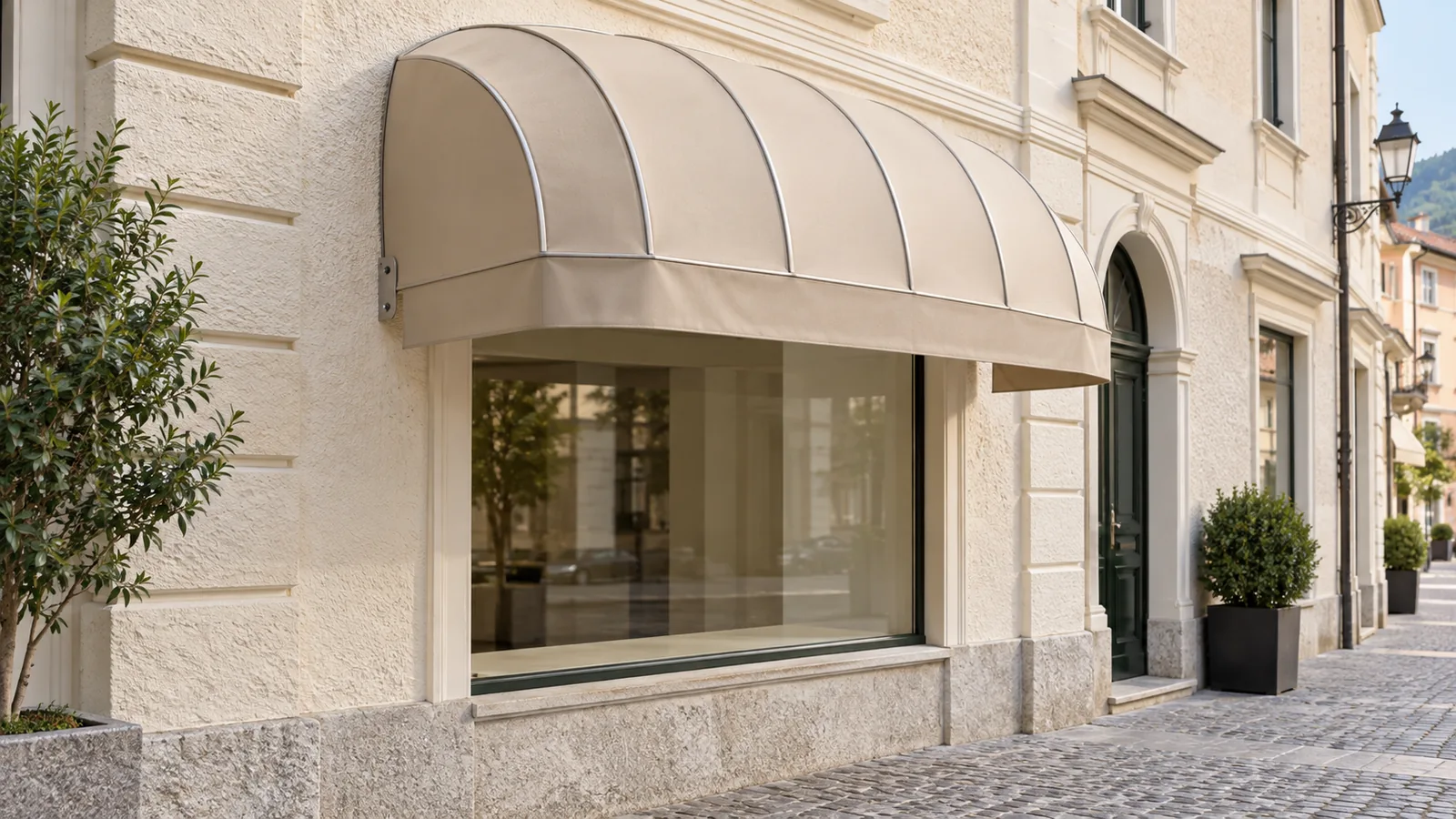 Planungsillustration einer korbförmigen Markise über einem Geschäftsfenster