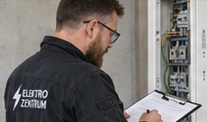 Bestandsaufnahme am geöffneten Elektroverteiler mit schriftlichen Notizen