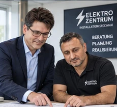Besprechung einer Netzwerkplanung anhand eines Tablets