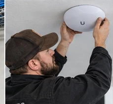 Montage eines runden WLAN-Zugangspunkts an einer Wand
