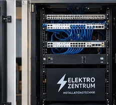Bestückter Netzwerkschrank mit Patchpanel und sauber geführten Netzwerkkabeln