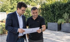 Besprechung eines Plans am Standort einer Outdoor-Küche