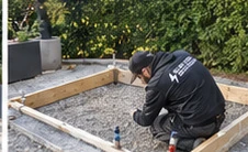 Vorbereitung eines eingefassten Unterbaus auf der Terrasse