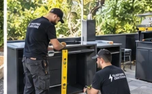 Ausrichtung von Outdoor-Küchenmodulen mit einer Wasserwaage