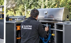 Arbeiten an den Anschlüssen unterhalb eines eingebauten Grills