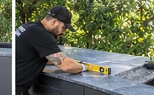 Prüfung einer Outdoor-Arbeitsplatte mit einer Wasserwaage