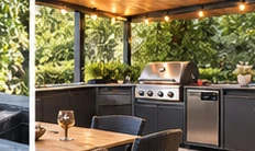 Outdoor-Küche mit Grill, Arbeitsfläche und überdachtem Sitzbereich
