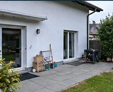 Terrassenfläche vor einer Hausfassade vor dem Aufbau einer Pergola