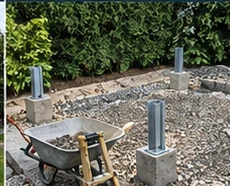 Vorbereitete Fundamente und Befestigungspunkte auf der Terrasse