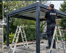 Aufbau einer Pergola-Konstruktion mit Leiter