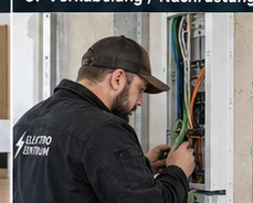 Arbeiten an der Verkabelung einer Smart-Home-Installation