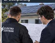 Besprechung der Solarmodule an einem Hausdach