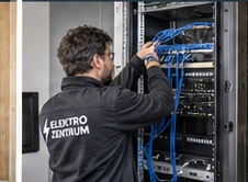 Verkabelung von Netzwerk- und Studiotechnik im Technikschrank