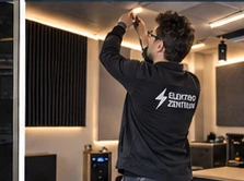 Montage der Deckenbeleuchtung im ausgebauten Studio
