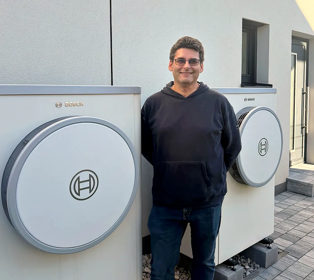 Ing. Christian Klaghofer von Elektro-Zentrum zwischen zwei Wärmepumpen